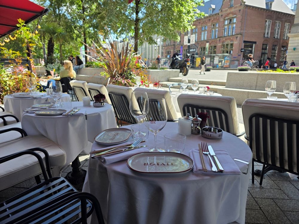 Gedekte tafel in restaurant Rotate